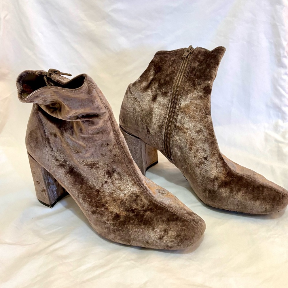 Velvet Ankle Boots in mauve - one of a kind! Jeffrey Campbell size 7